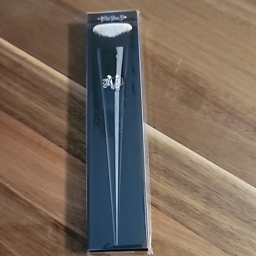 NIB KAT VON D Beauty, Lock It Edge Foundation Brush
